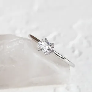 Detail osazení laboratorními diamanty u prstenu MANNA