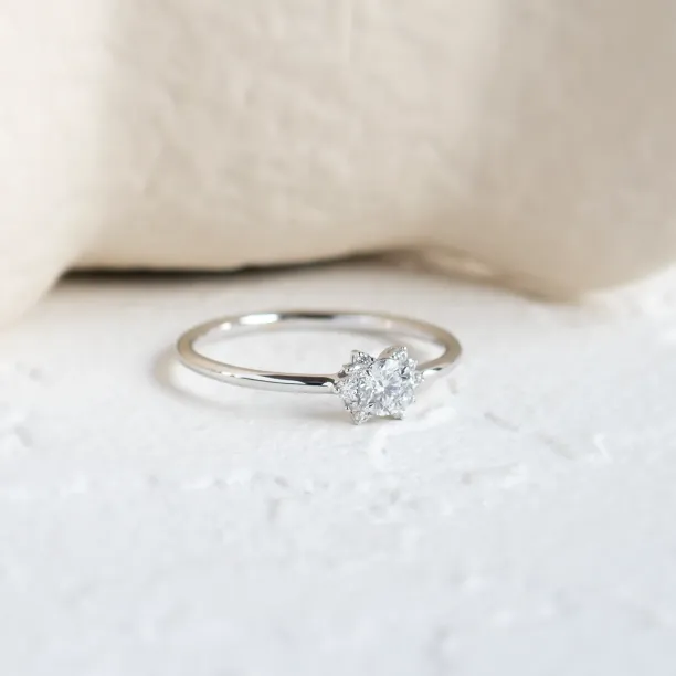 Detailní šikmý pohled na prsten MANNA s laboratorními diamanty