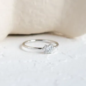 Detailní šikmý pohled na prsten MANNA s laboratorními diamanty