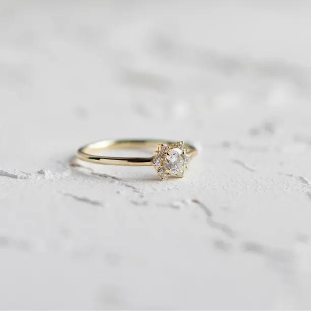 Šikmý detailní pohled na vintage prsten MANNA s laboratorními diamanty