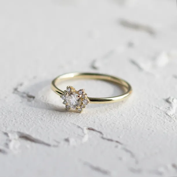 Detailní pohled na vintage prsten MANNA s laboratorními diamanty a centrálním kamenem