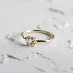 Detailní pohled na vintage prsten MANNA s laboratorními diamanty a centrálním kamenem