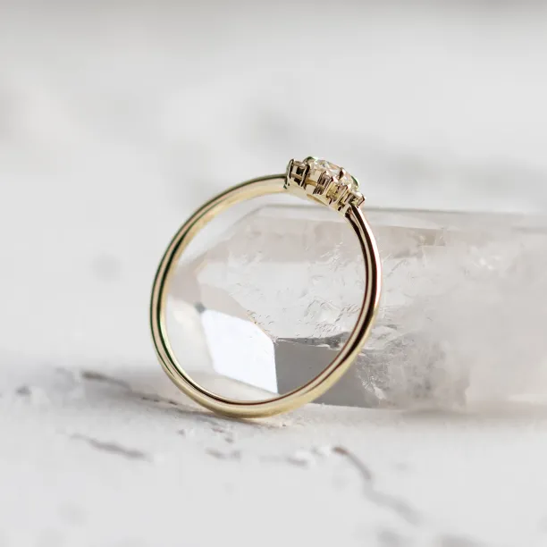 Pohled na zadní stranu vintage prstenu MANNA s laboratorními diamanty