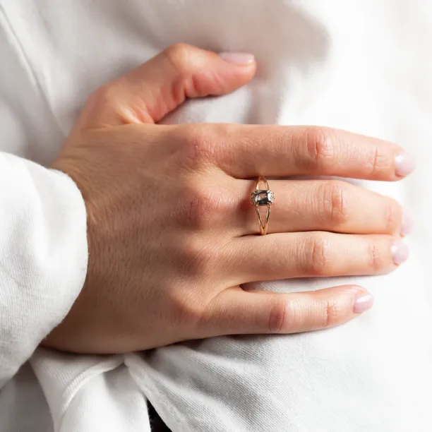 SALOMINA salt and pepper diamond ring worn on the hand