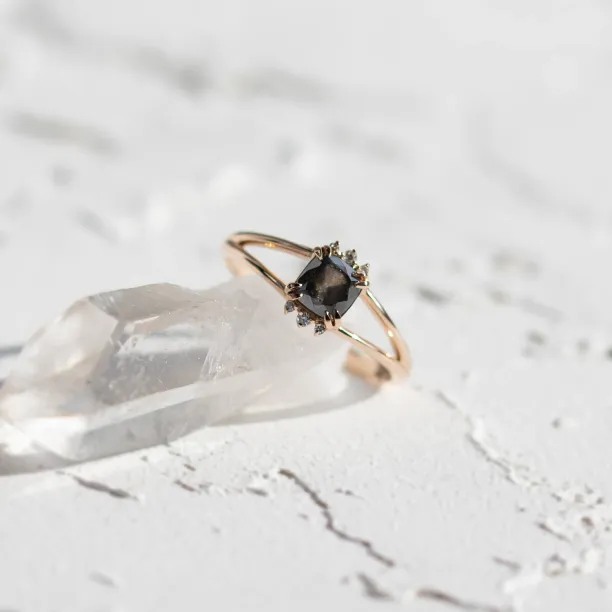 Angled view of the SALOMINA ring with an asscher-shaped salt and pepper diamond