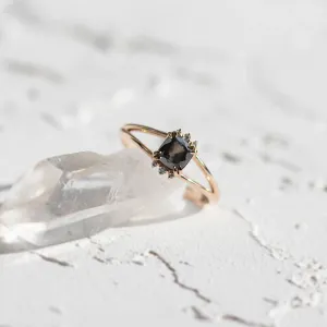 Angled view of the SALOMINA ring with an asscher-shaped salt and pepper diamond