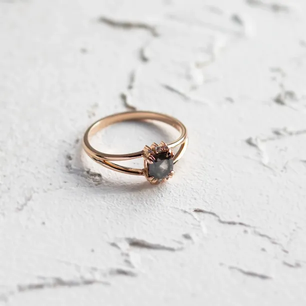 Angled view of the SALOMINA gold ring with natural diamond accents