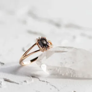 Close-up angled view of the SALOMINA ring and its split band