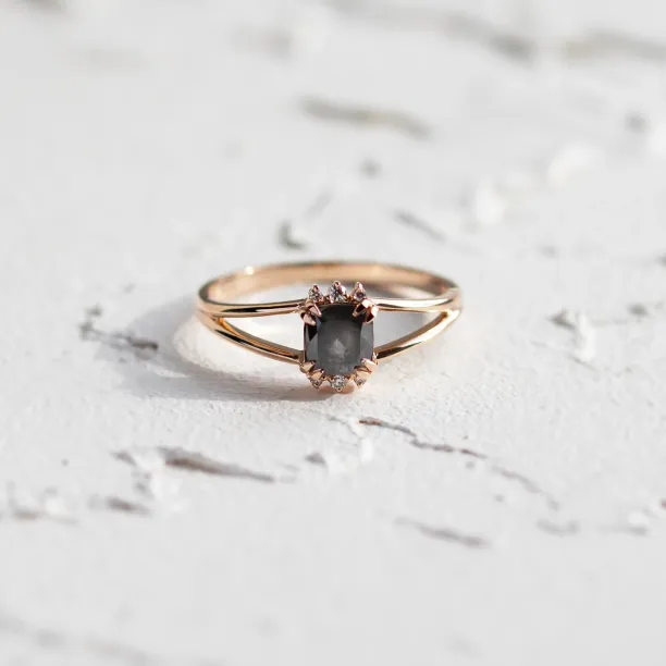 SALOMINA gold ring with a central salt and pepper diamond and natural diamonds