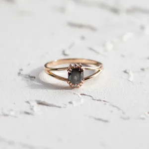SALOMINA gold ring with a central salt and pepper diamond and natural diamonds