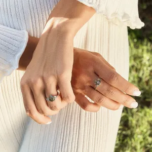Prsten SELMA se salt and pepper diamantem nošený na ruce venku