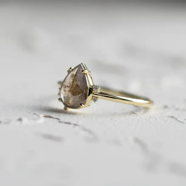 Boční detail prstenu SELMA se salt and pepper diamantem a bočními diamanty