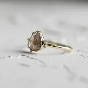 Boční detail prstenu SELMA se salt and pepper diamantem a bočními diamanty