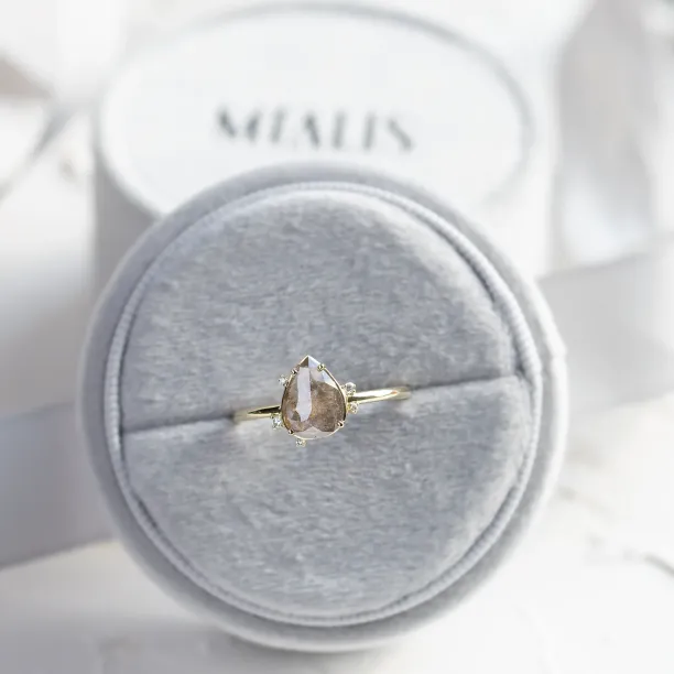 Pohled shora na prsten SELMA se salt and pepper diamantem