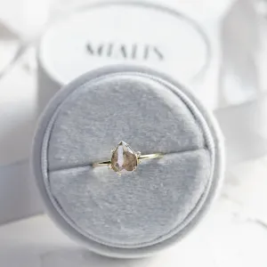 Pohled shora na prsten SELMA se salt and pepper diamantem