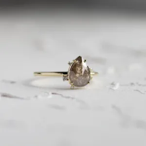 Detailní šikmý pohled na prsten SELMA se salt and pepper diamantem hruškovitého brusu a bočními diamanty