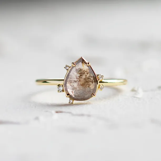 Zlatý prsten SELMA se salt and pepper diamantem a bočními diamanty