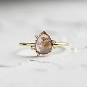 Zlatý prsten SELMA se salt and pepper diamantem a bočními diamanty