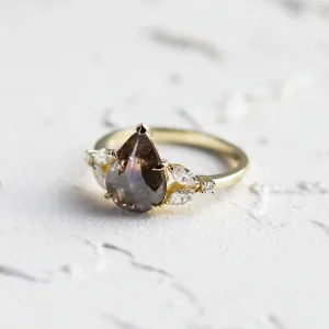 Šikmý pohled na prsten ECLIPSE s diamantem salt and pepper a lab grown diamanty