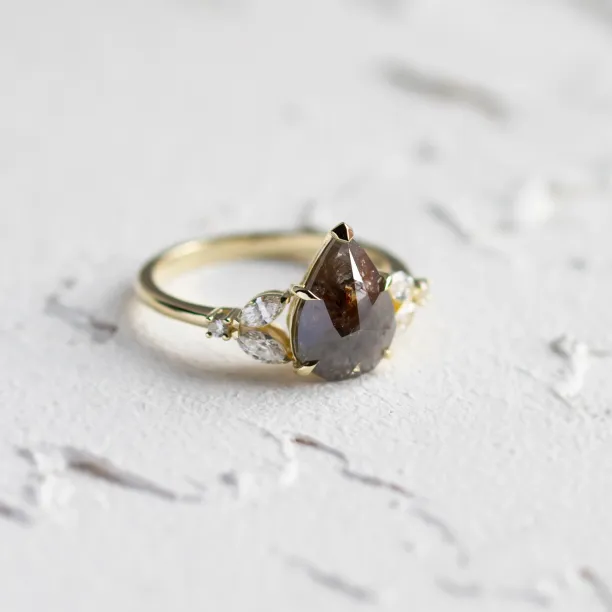 Detailní šikmý pohled na prsten ECLIPSE s diamantem salt and pepper a lab grown diamanty