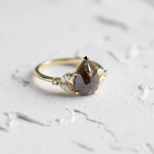 Detailní šikmý pohled na prsten ECLIPSE s diamantem salt and pepper a lab grown diamanty