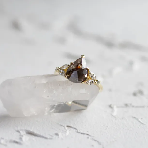 Zásnubní prsten ECLIPSE s pear salt and pepper diamantem a bočními lab grown diamanty
