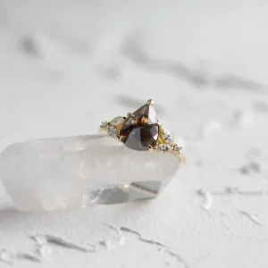 Zásnubní prsten ECLIPSE s pear salt and pepper diamantem a bočními lab grown diamanty