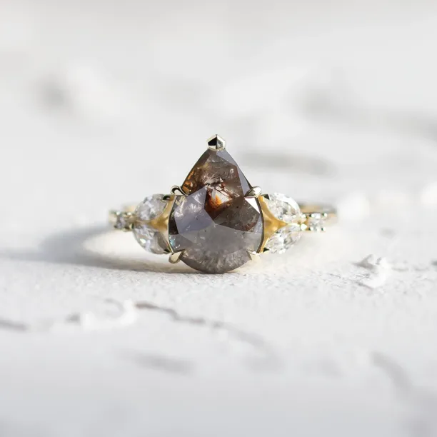 Zásnubní prsten ECLIPSE s hruškovitým diamantem salt and pepper a lab grown diamanty