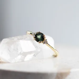 Detailní pohled na osazení prstenu se zeleným safírem a diamanty