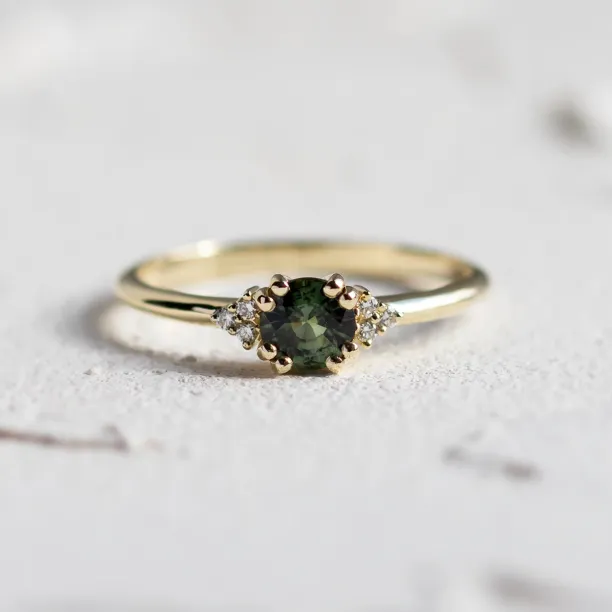 Zásnubní prsten se zeleným safírem a diamanty MONNADA