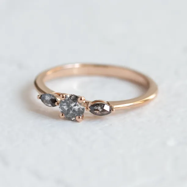 Salt and pepper diamond ring RINA with a central diamond and two side diamonds