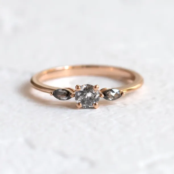Salt and pepper diamond ring RINA with three diamonds