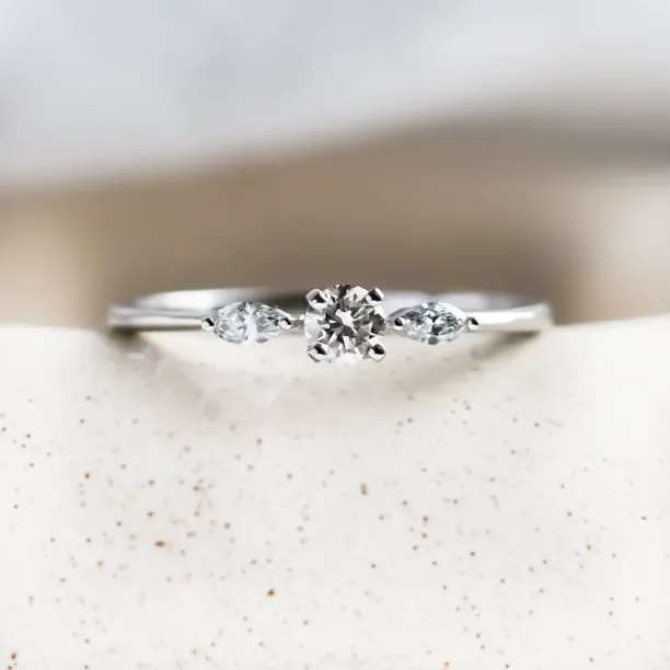 Diamond engagement ring DARA with three diamonds