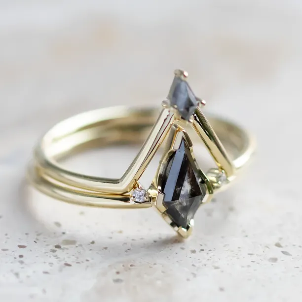 Detailní šikmý pohled na zlatý prstenový set DIVA s kite diamanty