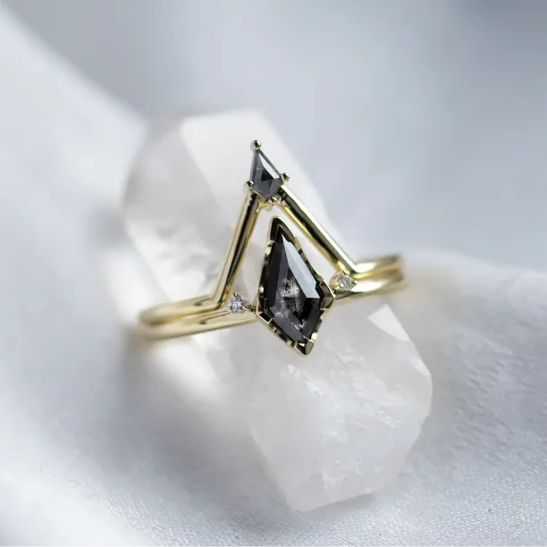 Šikmý pohled na zlatý prstenový set DIVA s kite diamanty