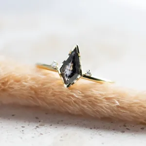 Šikmý pohled na set zlatých prstenů DIVA se salt and pepper a klasickými diamanty