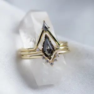 Detail kompletního setu tří zlatých prstenů DIVINE s diamanty