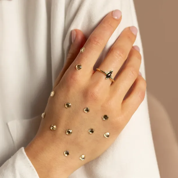 Set tří zlatých prstenů DIVINE s klasickými a salt and pepper diamanty na ruce