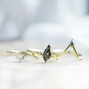Tři zlaté prsteny DIVINE vystavené samostatně se salt and pepper diamanty