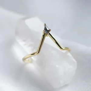 Vykrojený snubní prsten NELLY ze žlutého zlata s kite salt and pepper diamantem
