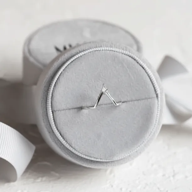 Šikmý pohled na vykrojený snubní prsten NELLY s kite salt and pepper diamantem