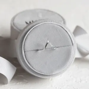 Šikmý pohled na vykrojený snubní prsten NELLY s kite salt and pepper diamantem