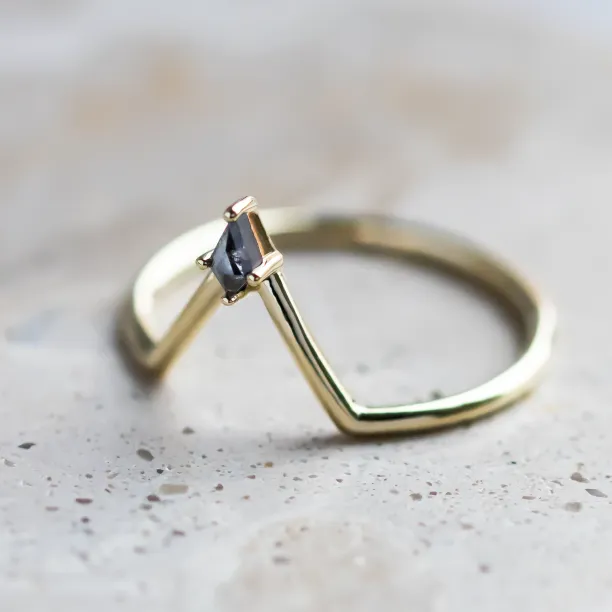 Detailní šikmý pohled na vykrojený prsten NELLY s kite salt and pepper diamantem