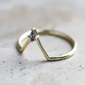 Detailní šikmý pohled na vykrojený prsten NELLY s kite salt and pepper diamantem