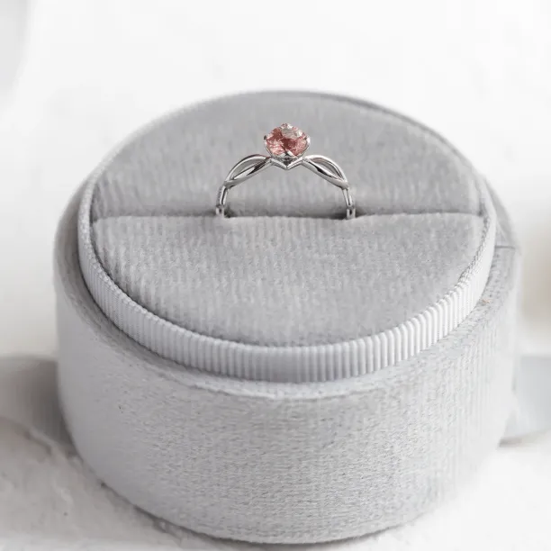 Detail jahodového křišťálu a diamantů na propleteném prstenu QUEENLY