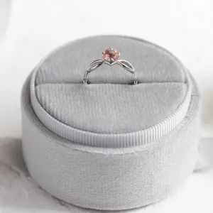 Detail jahodového křišťálu a diamantů na propleteném prstenu QUEENLY