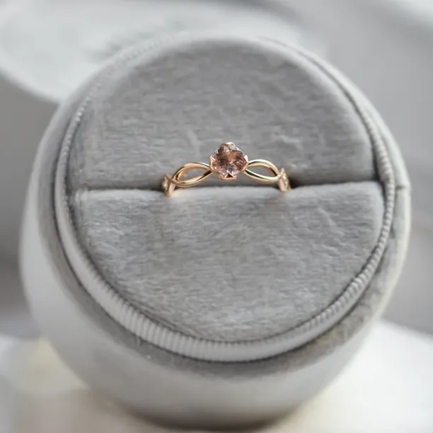 Šikmý pohled na prsten QUEENLY s jahodovým křišťálem a diamanty