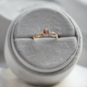 Šikmý pohled na prsten QUEENLY s jahodovým křišťálem a diamanty