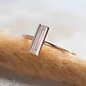 Close-up of the KATY engagement ring and its baguette moissanite