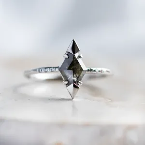 Netradiční zásnubní prsten se salt and pepper diamanty KYLEEN